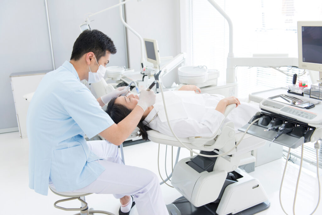 歯科医院で治療を受ける患者と歯科衛生士