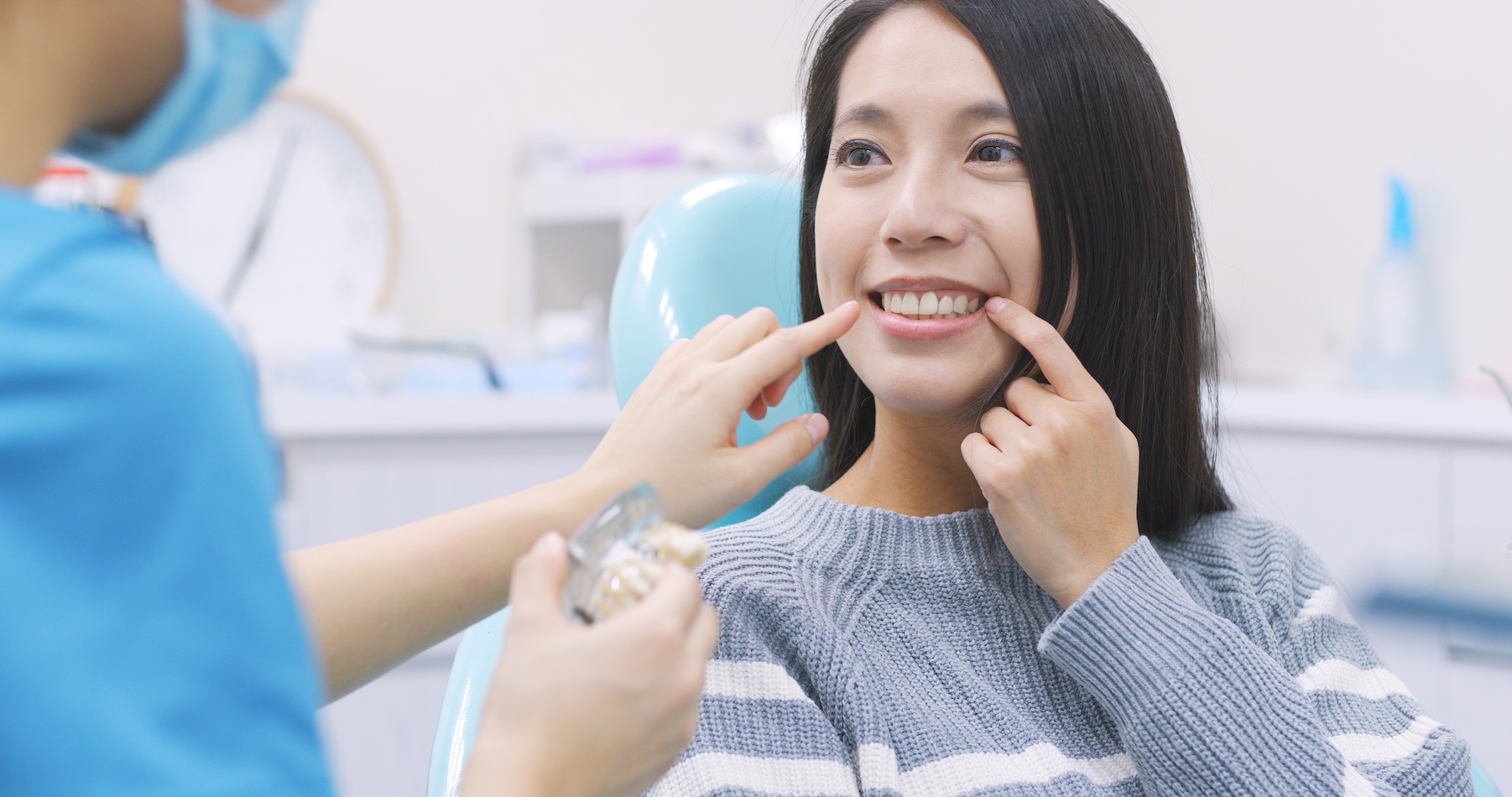 歯の治療をする女性