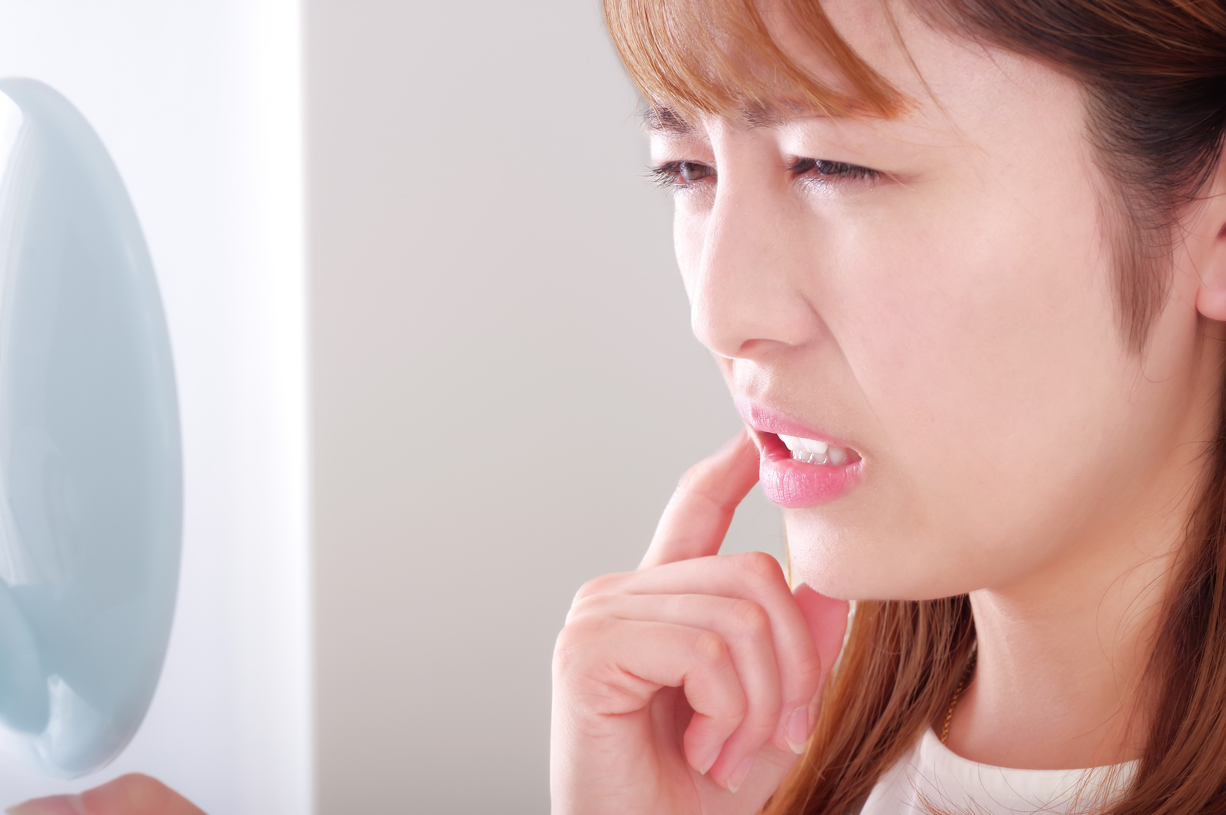 セラミックの歯が痛い・しみるのはどうして？原因と対処法を解説！