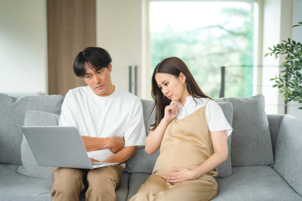 妊娠中は虫歯になりやすいか調べている夫婦