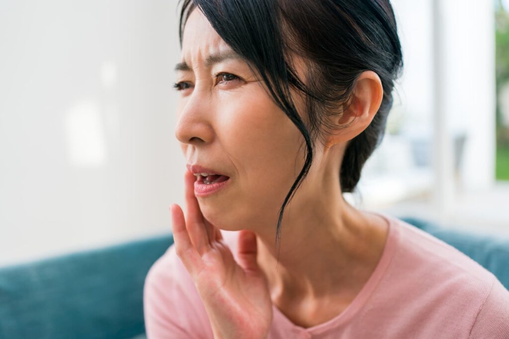 歯周病で歯茎が腫れてる女性