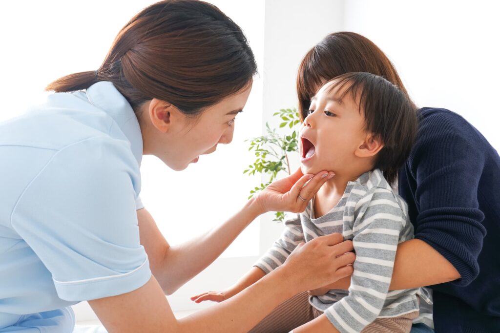 歯科検診を受ける幼児