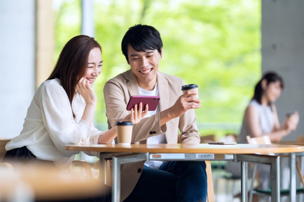 カフェでお茶を楽しむ夫婦