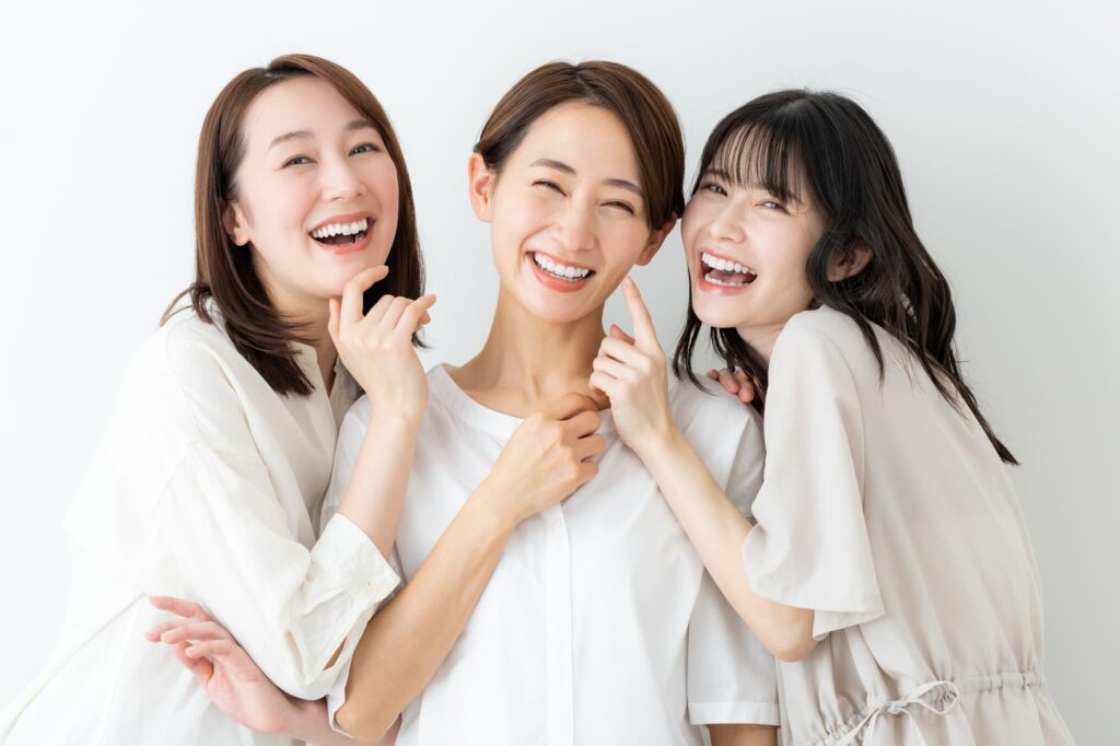 歯のクリーニングを受けて健康な口腔内を保つ女性達