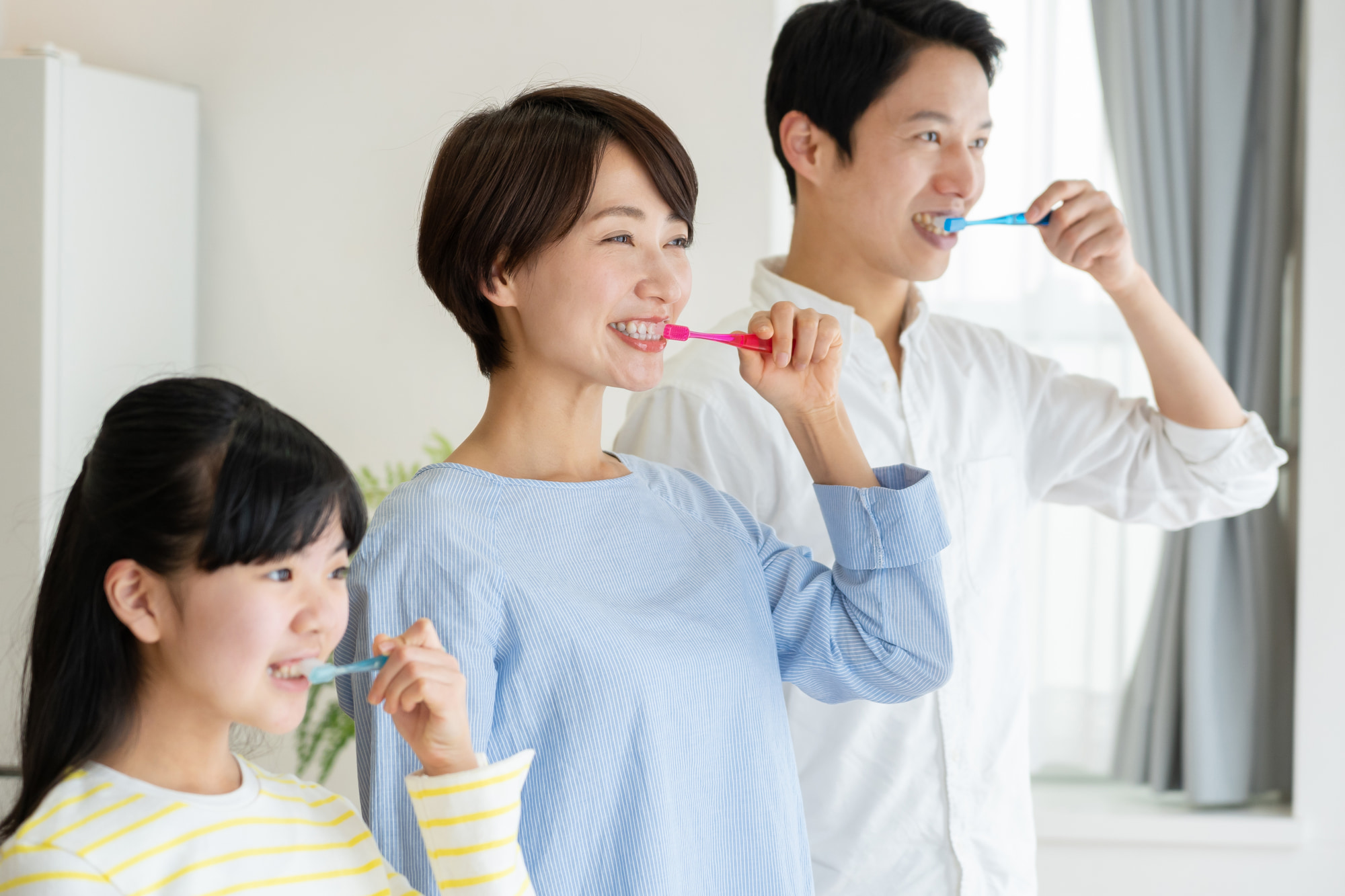 むし歯にならないように歯磨きを徹底する家族