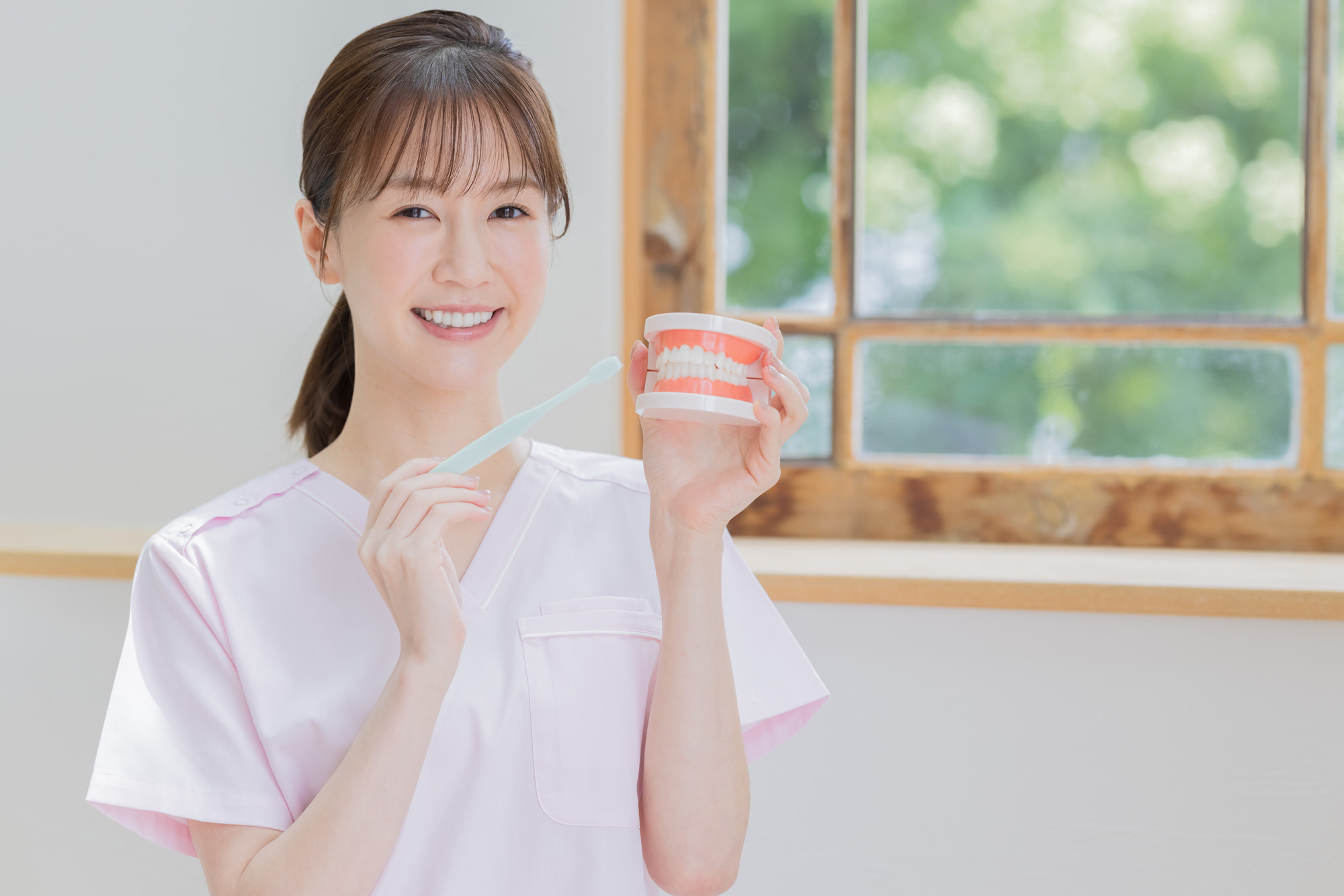 虫歯予防に効果がある歯磨きの仕方を説明する歯科衛生士