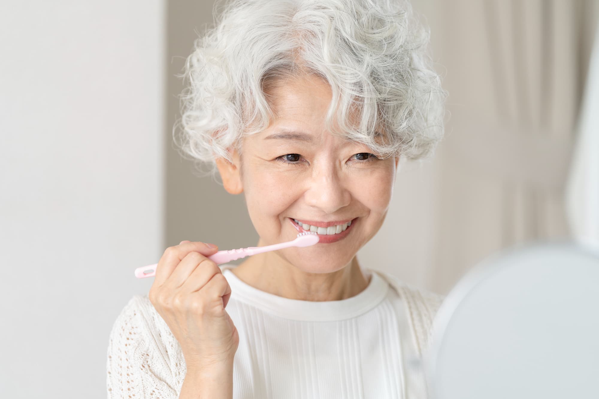 虫歯予防のため歯磨きを徹底する女性