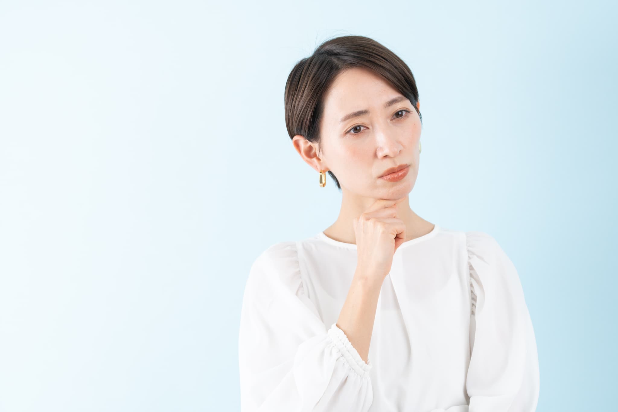 マウスピース矯正中には滑舌が悪くなるのか考える女性
