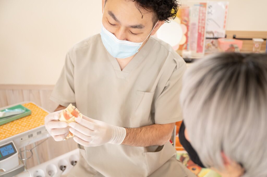 歯科医院で入れ歯の調整をしてもらう様子