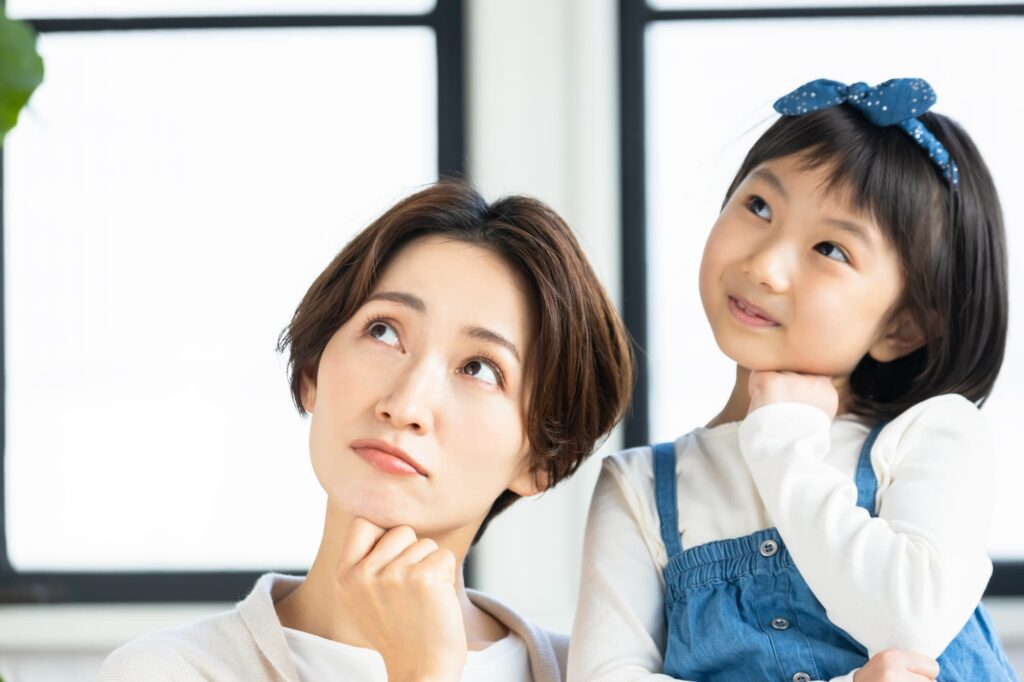 虫歯を予防するためにはどうしたらいいのか考える親子