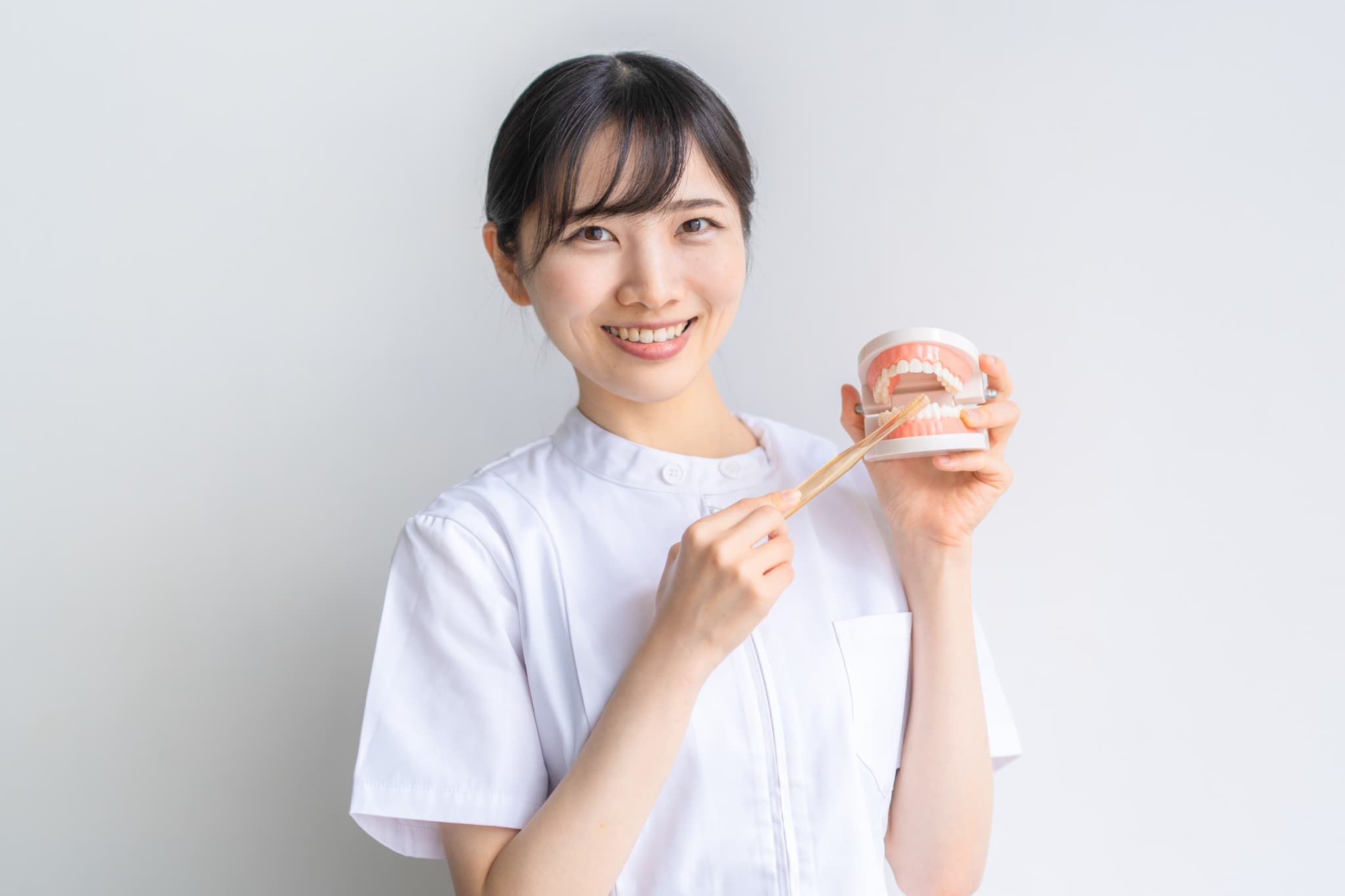 マウスピースを外して話す場合の注意点を説明する歯科衛生士
