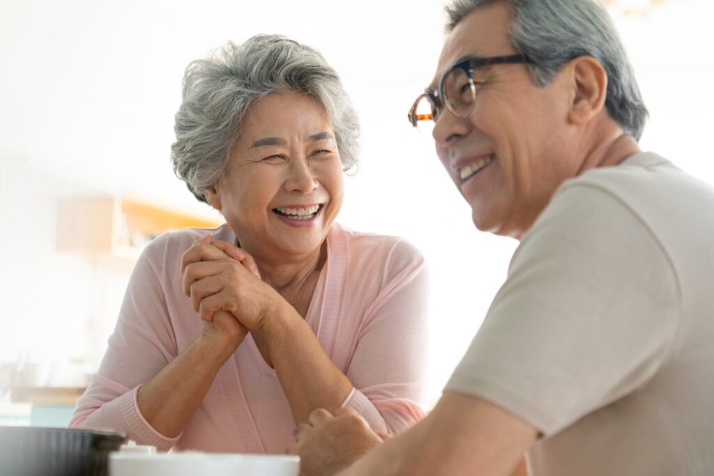 入れ歯を調整したことでストレスが減り笑顔が増えた高齢女性
