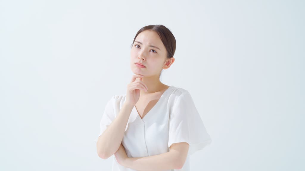 大人になってからでも出っ歯矯正はできるのか考える女性