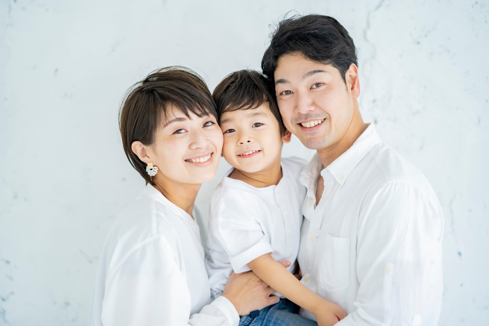 歯並びを矯正した男の子と両親