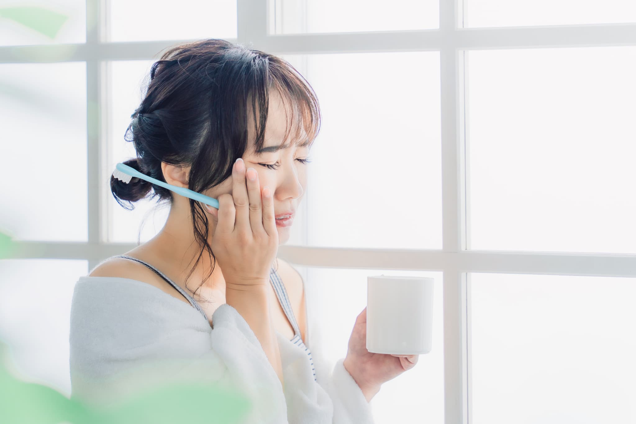歯がしみる女性