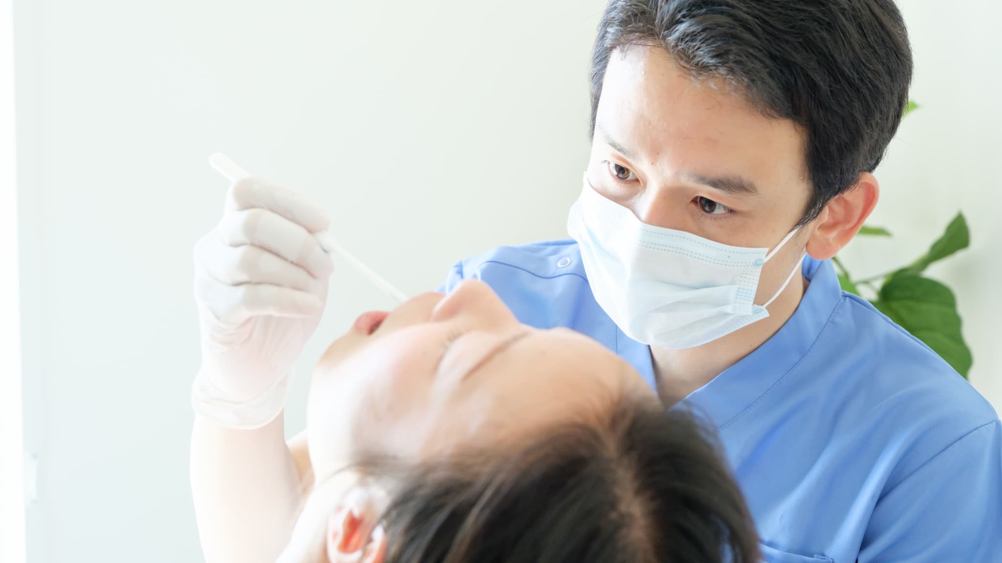 虫歯のチェックをする歯科医師