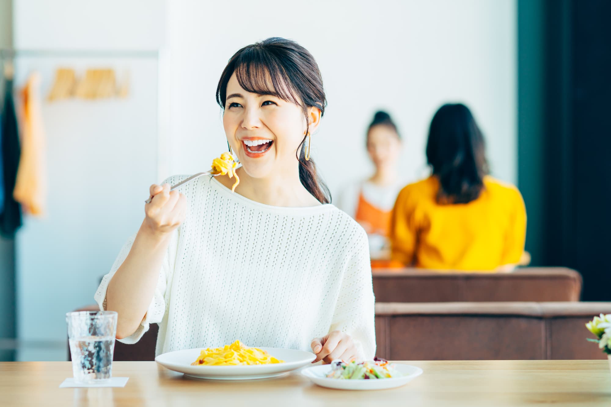 美味しそうに食事する女性