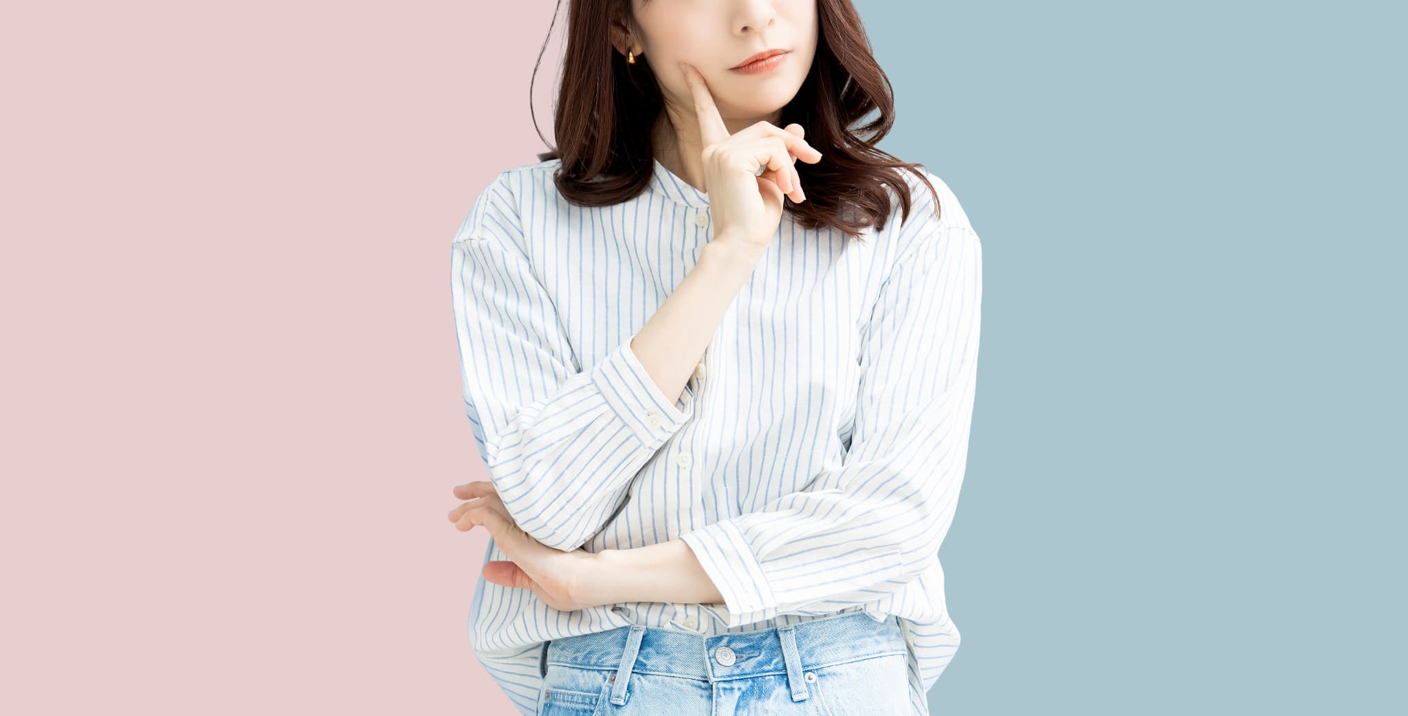 歯が黒くなっている部分は虫歯かどうか悩む女性