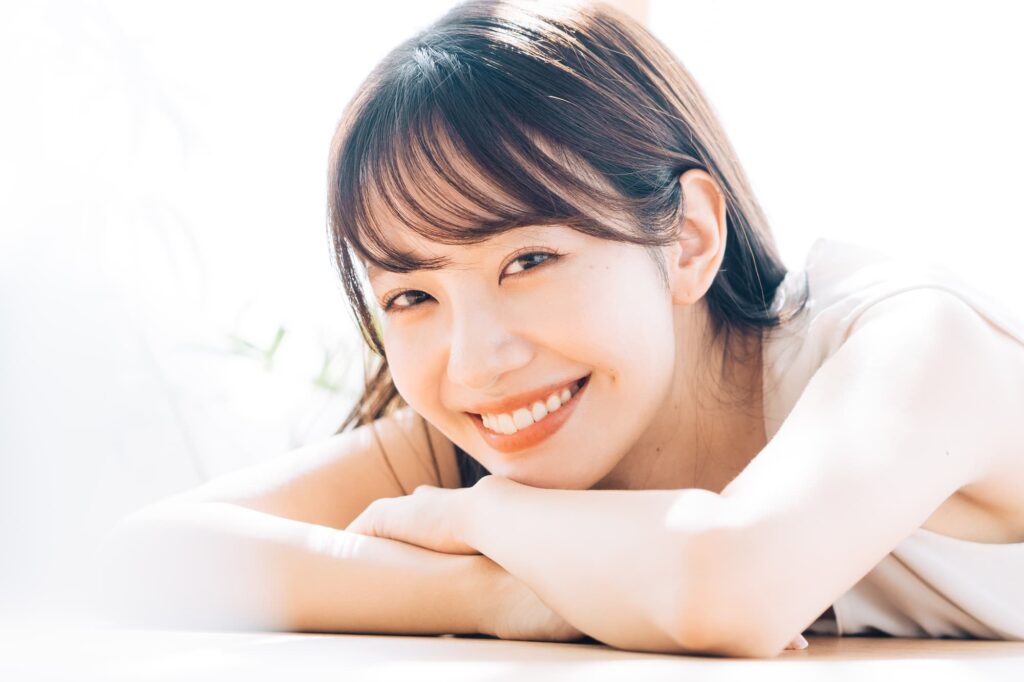 歯周病ケアをして健康に過ごす笑顔の女性