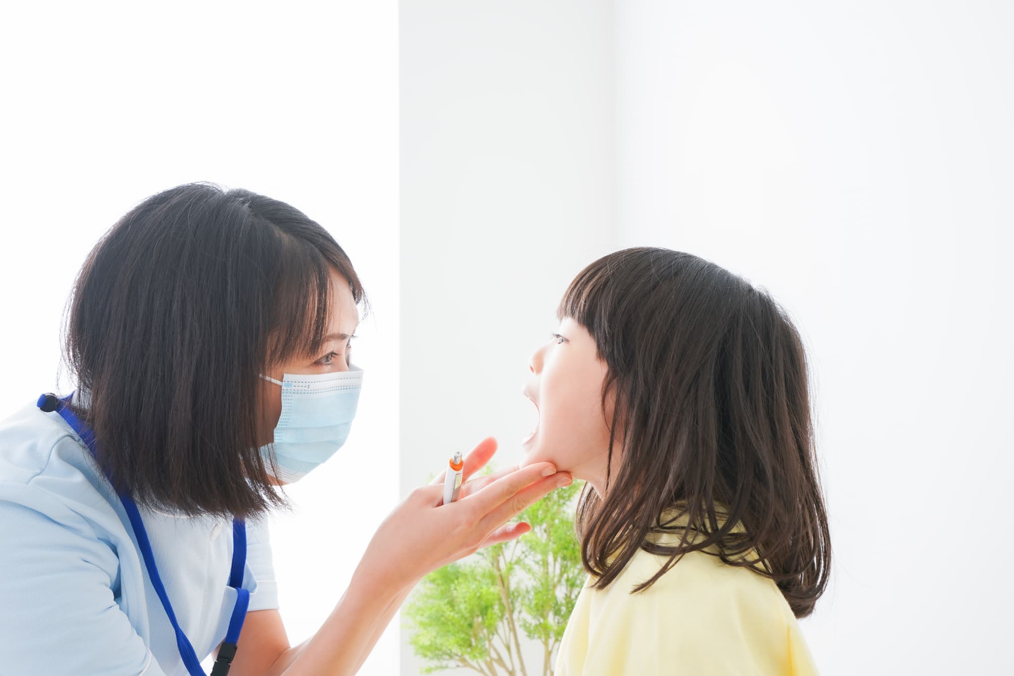矯正を検討して歯科医院で診察を受ける女の子