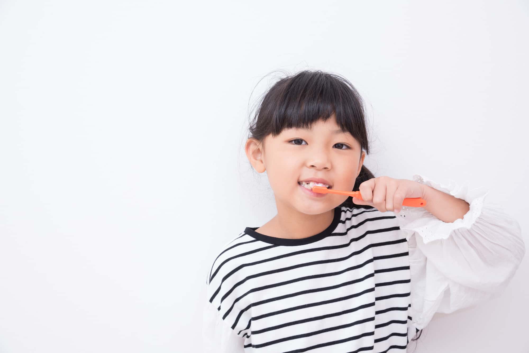 虫歯予防で丁寧に歯みがきをする女の子