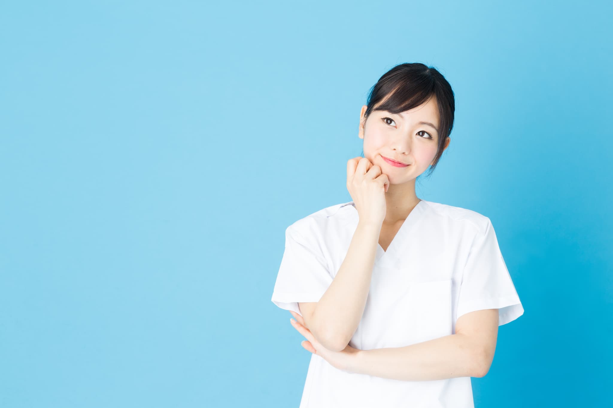 埋まっている親知らずは抜いたほうがいいのか考える女性