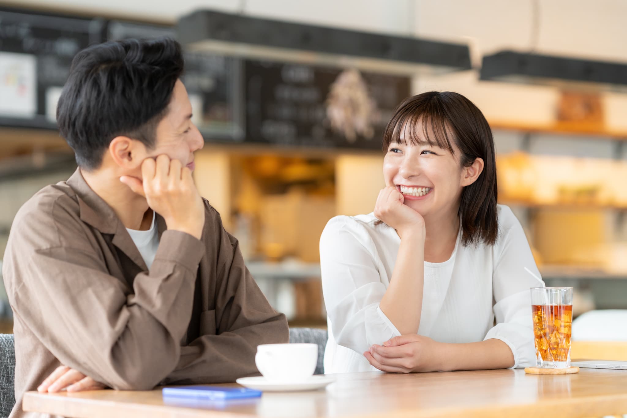 カフェで楽しそうに会話する男女