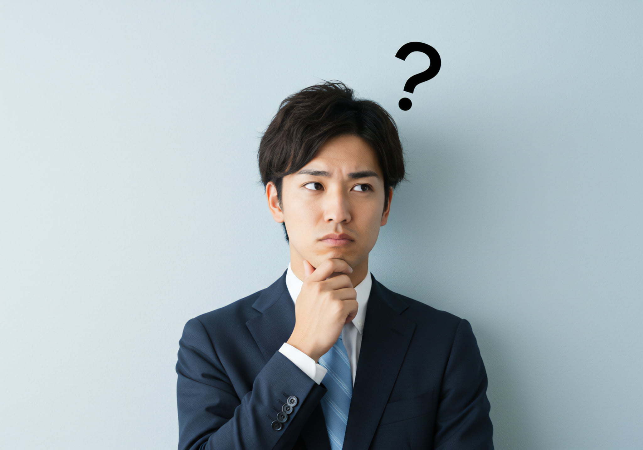 歯磨きをすれば歯周病は治るのか考える男性