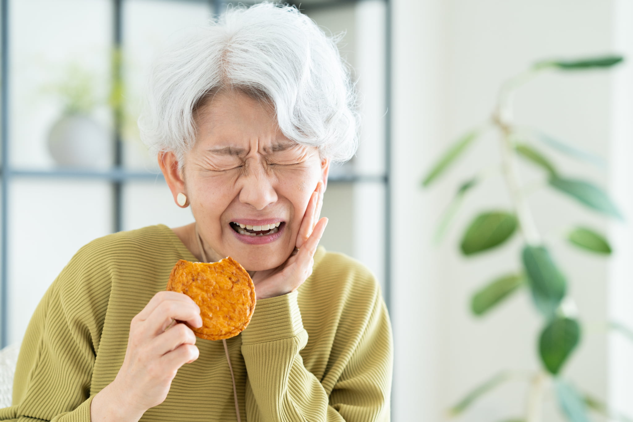 硬いものを噛んで入れ歯の寿命が縮む様子