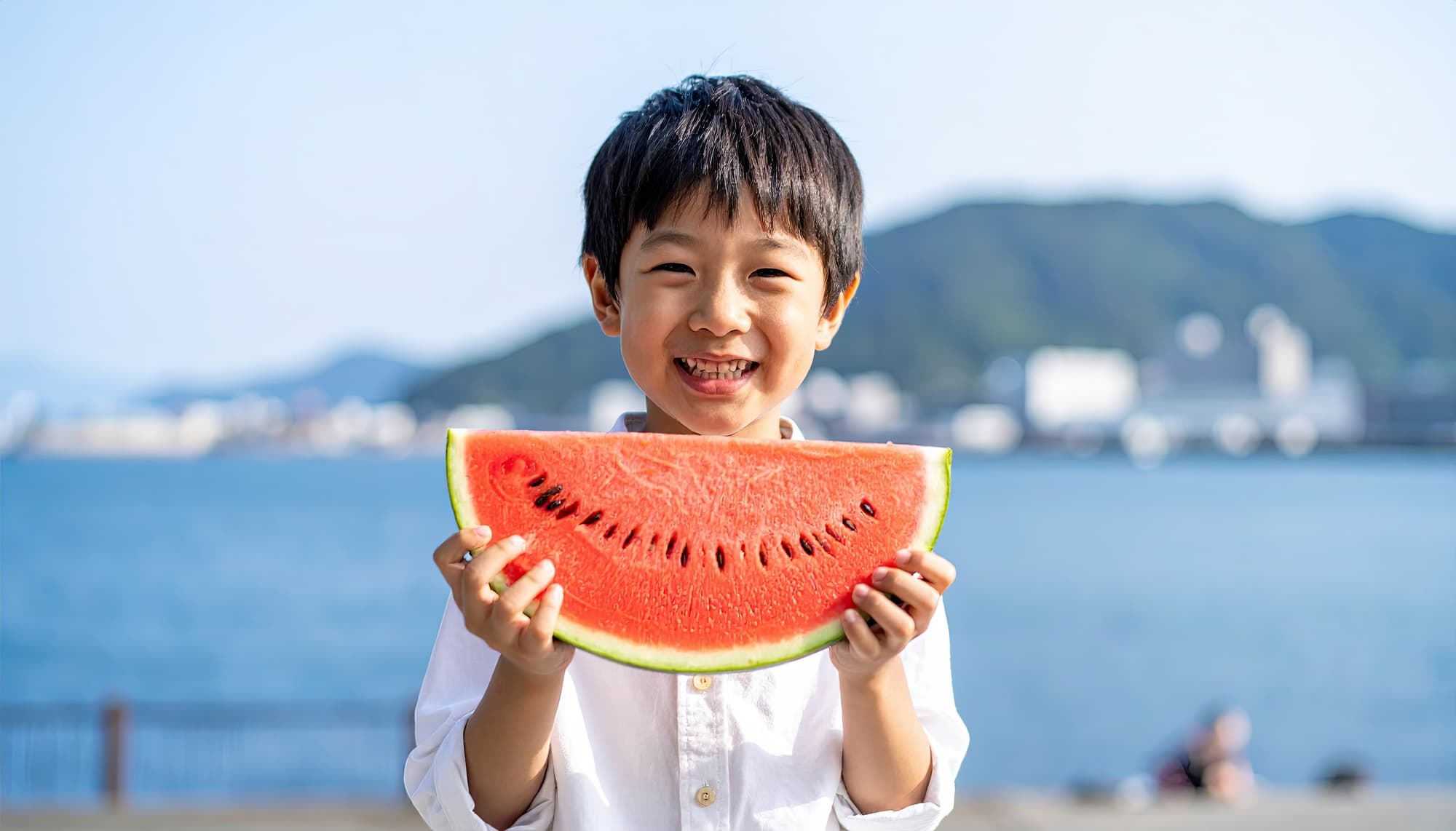 すきっ歯を治療して美味しくすいかを食べる男の子