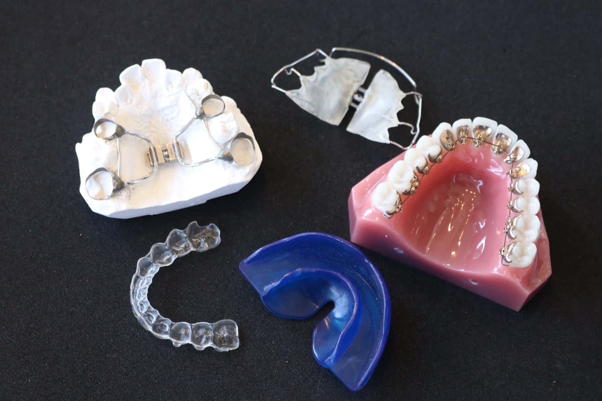 子どものすきっ歯を治療する器具のイメージ