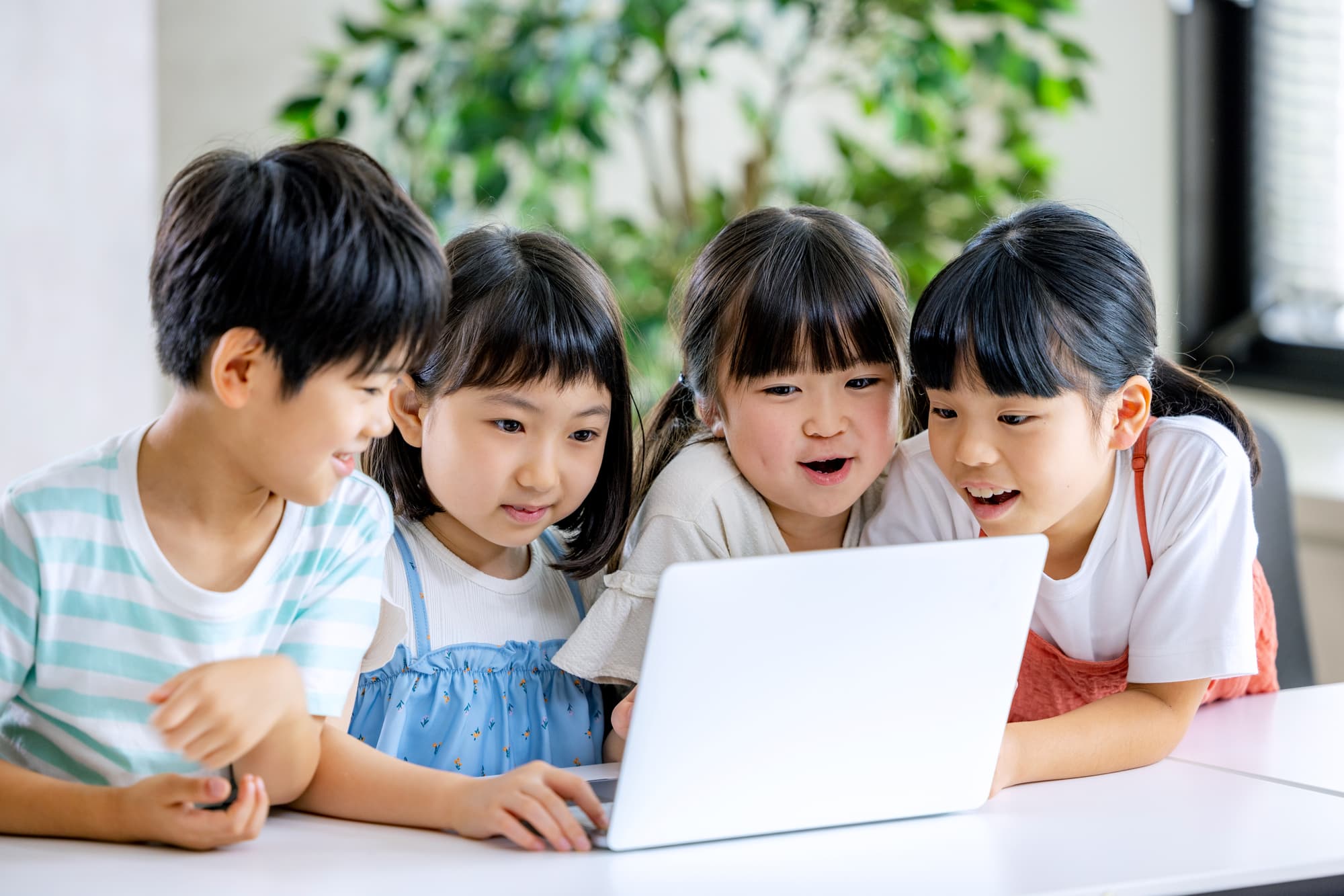 パソコンで楽しそうに勉強する子どもたち