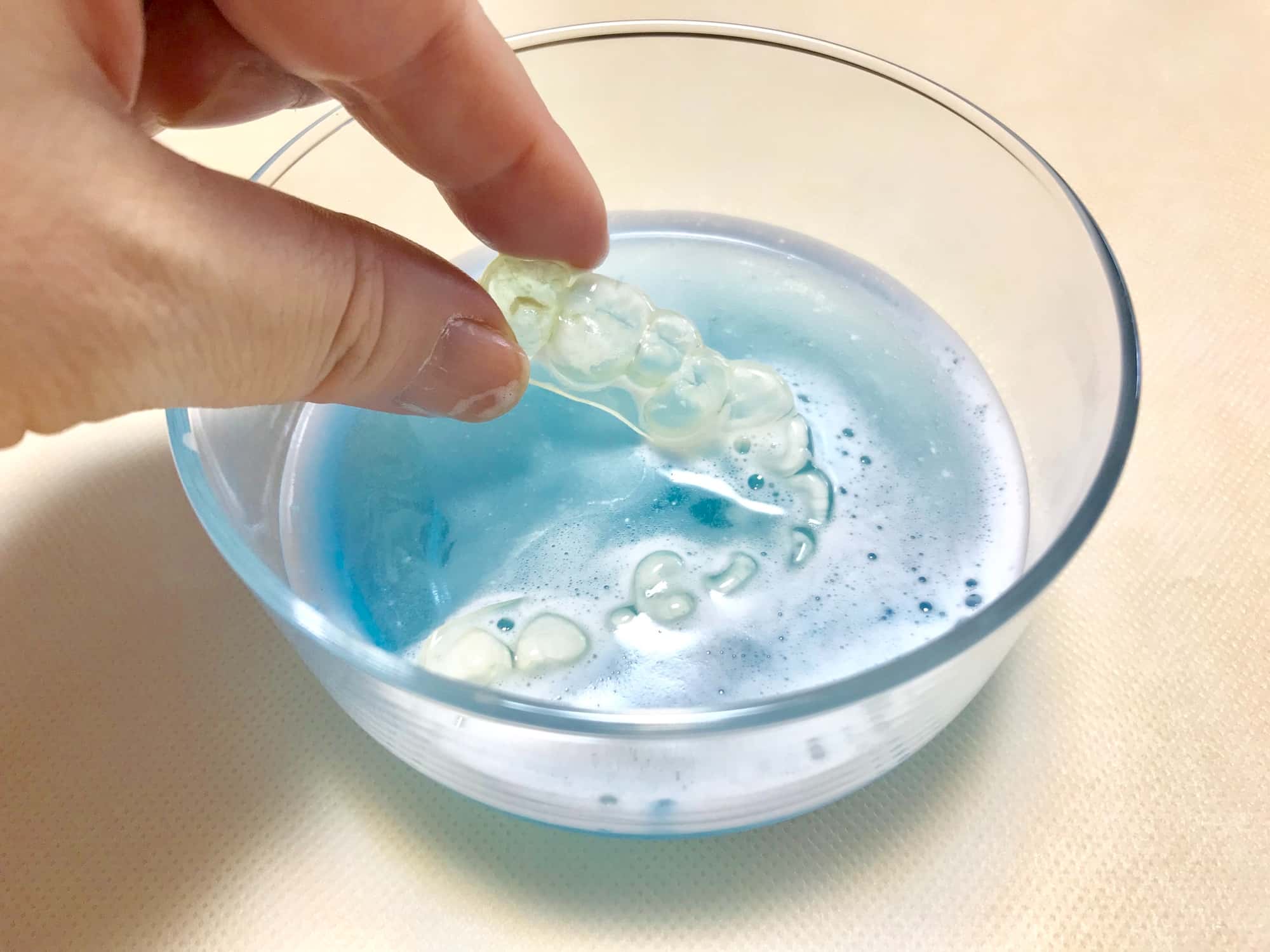 マウスピース矯正を洗浄するイメージ