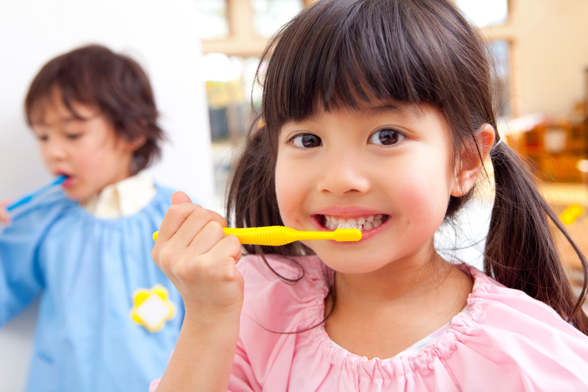 歯磨きする子ども