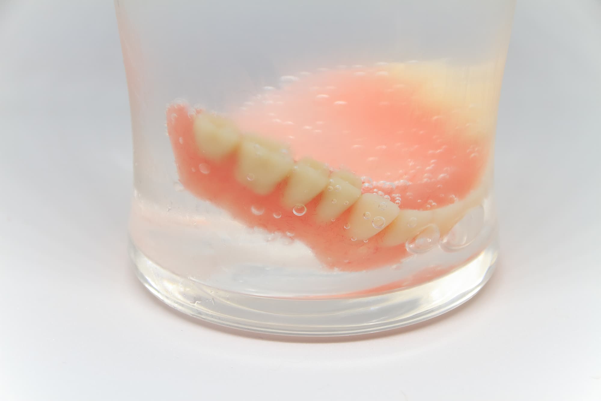 入れ歯を水に入れて保管する様子
