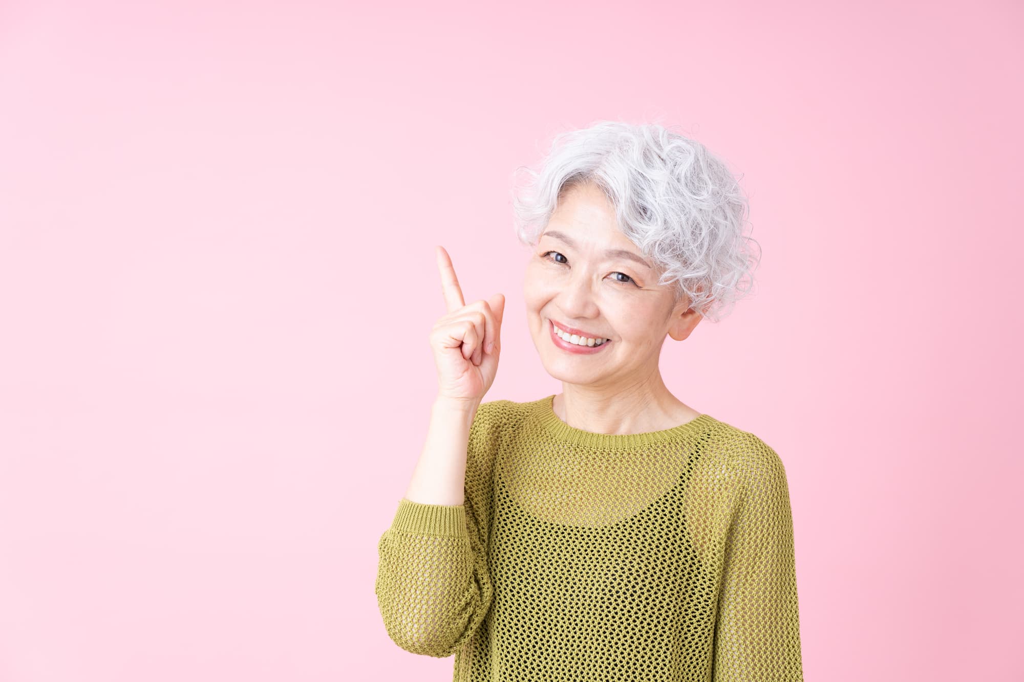 入れ歯のお手入れの仕方を紹介する高齢女性