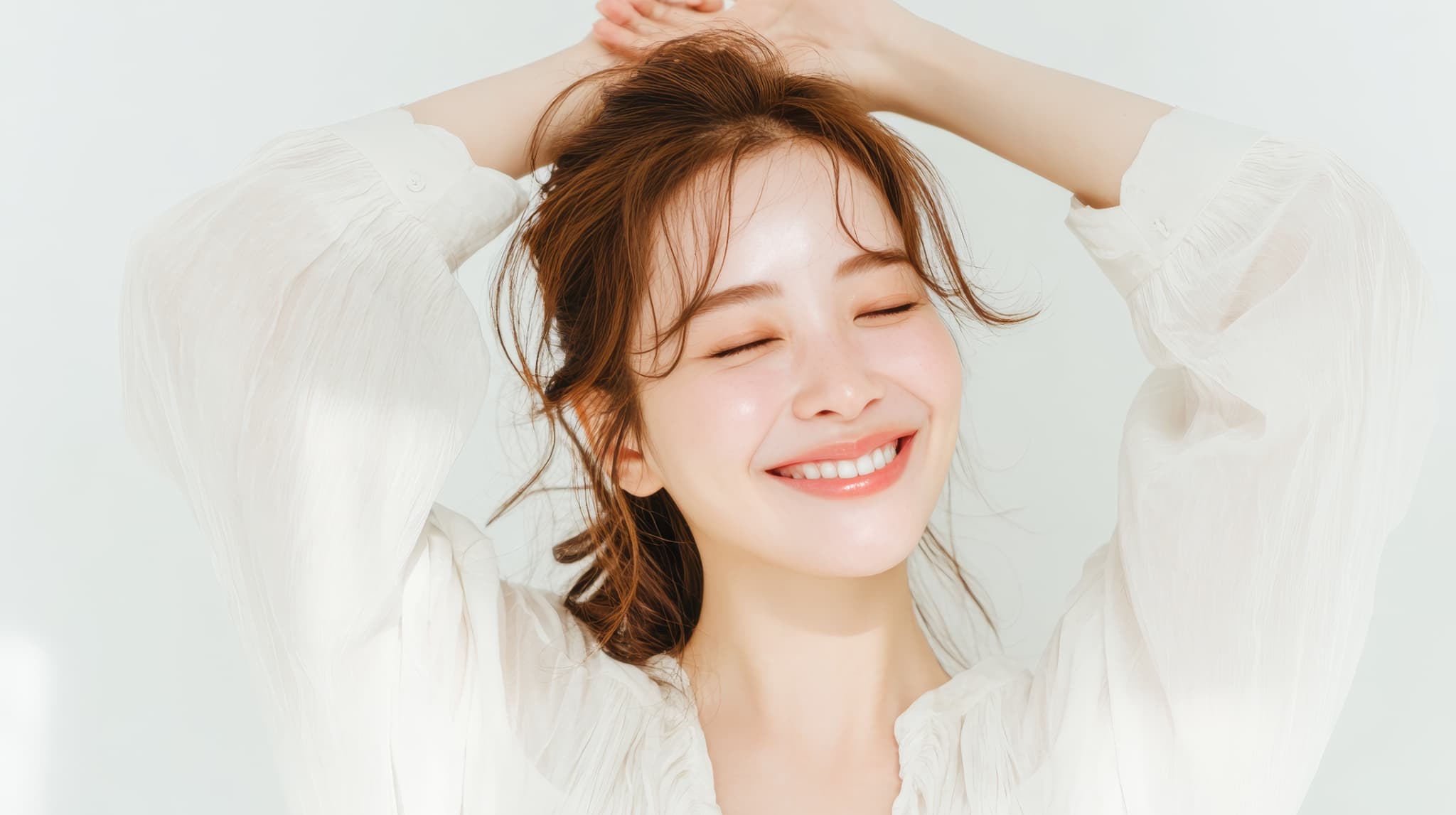 親知らず周囲の歯ぐきが腫れるのを治療し清々しい笑顔を見せる女性