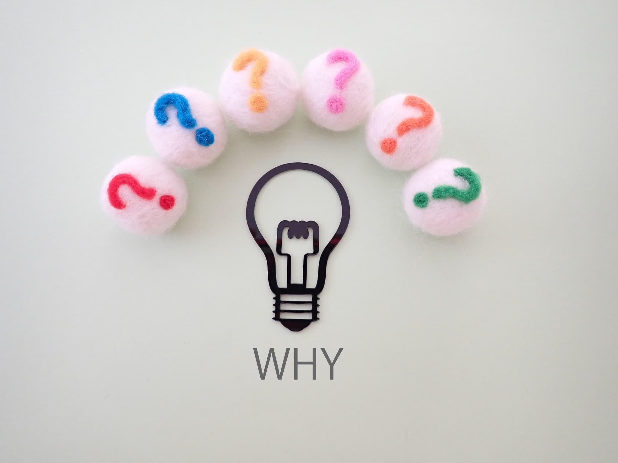 親知らずの周囲の歯ぐきが腫れる原因を考えるイメージ