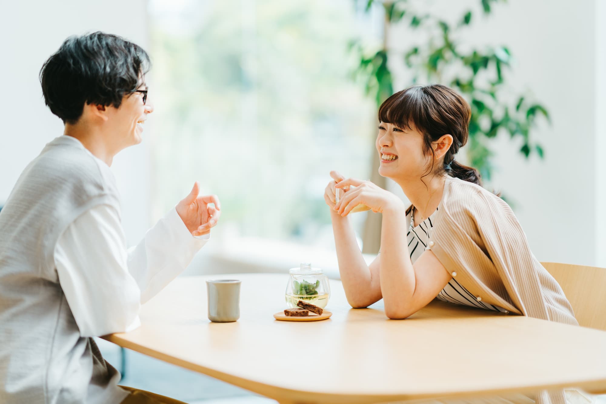 カフェで楽しそうに会話する男女