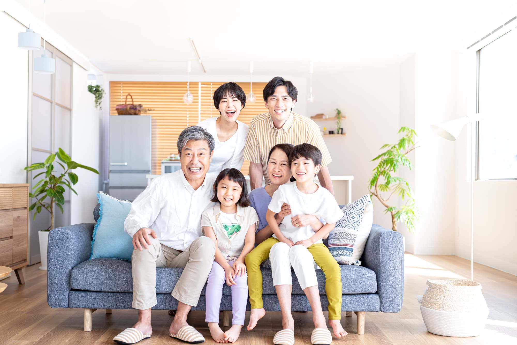 笑顔の三世代家族