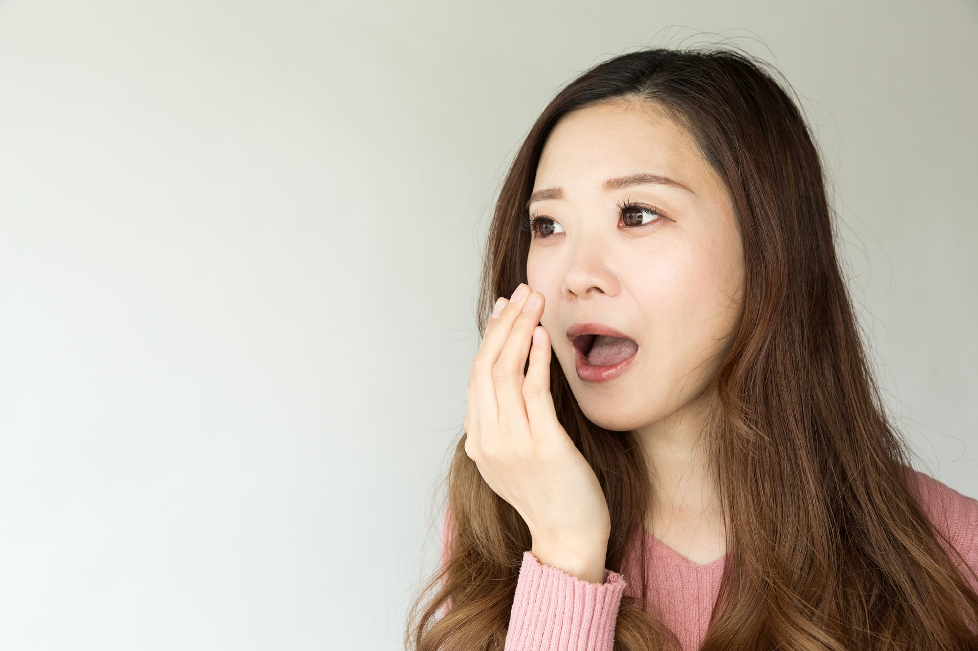 口臭が気になっている女性