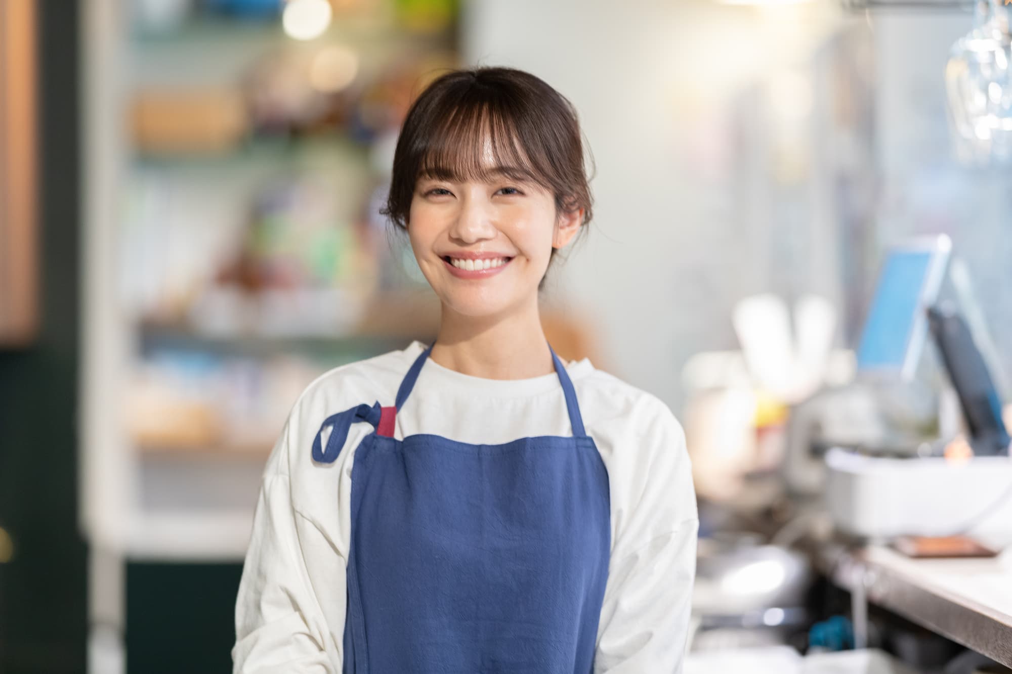 カフェで働く笑顔の女性