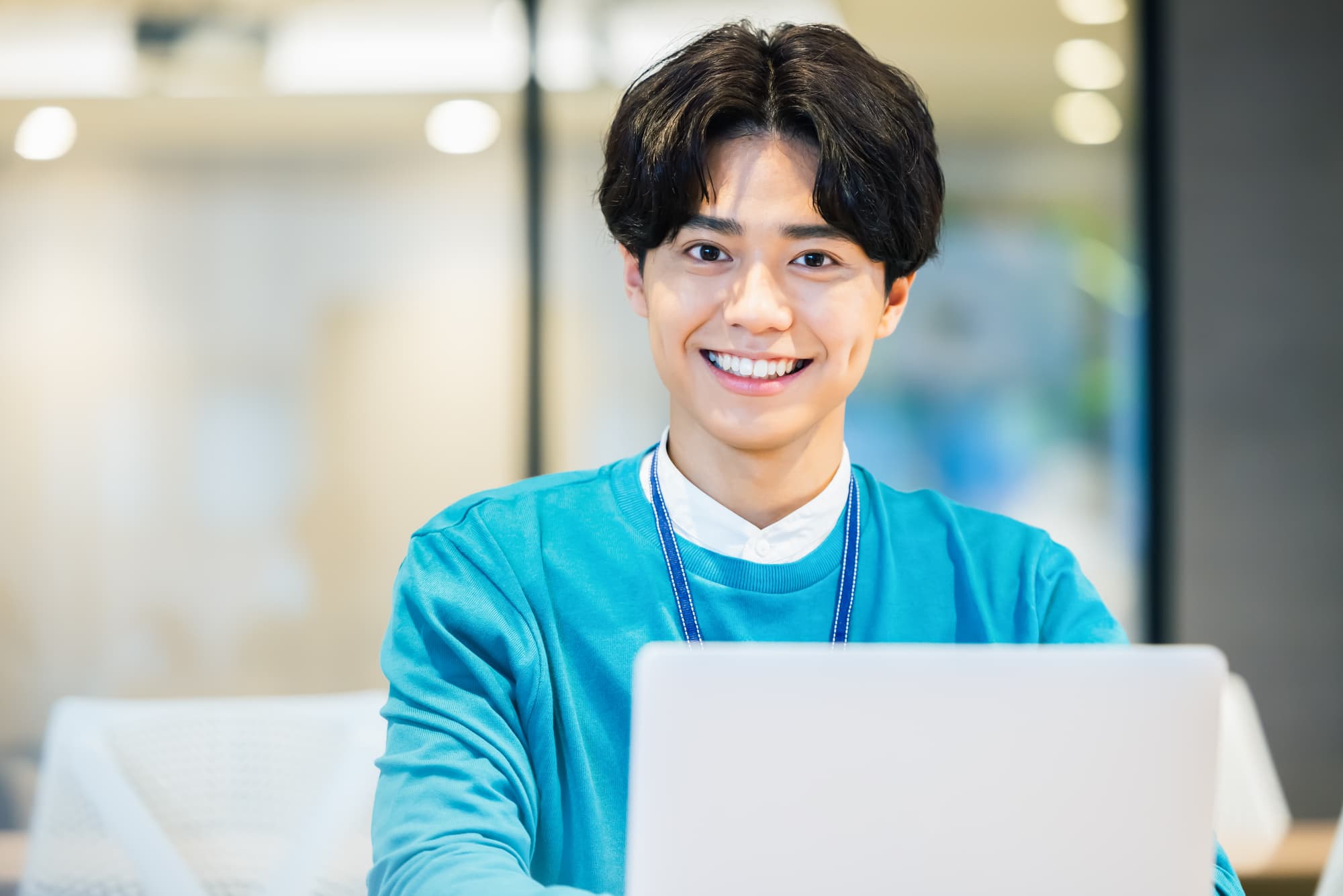 矯正治療をした綺麗な歯で笑う男性