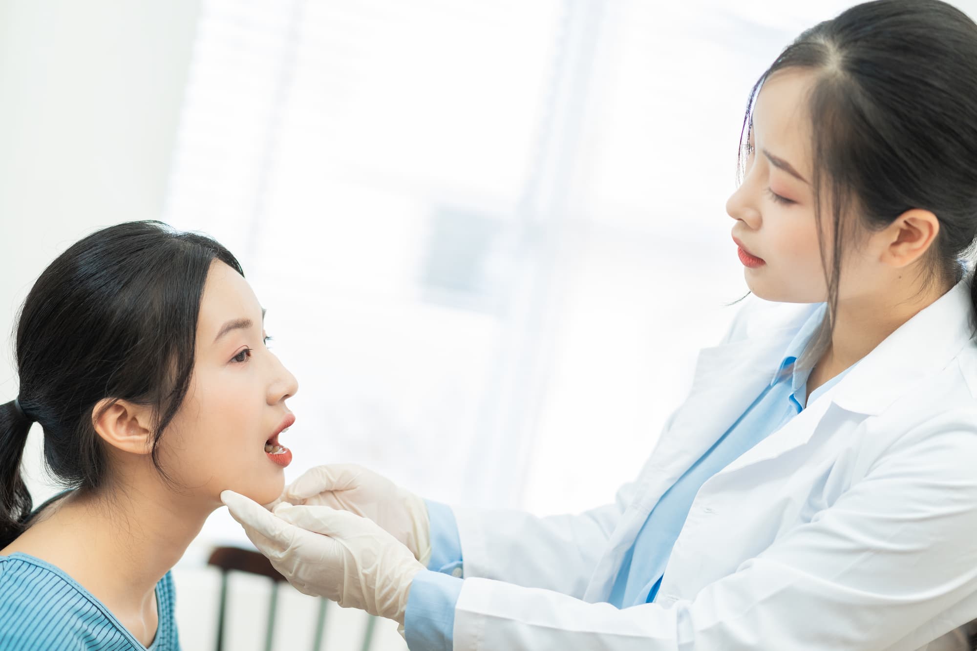矯正治療後に後戻りが起きて歯科医に状態を確認してもらう女性