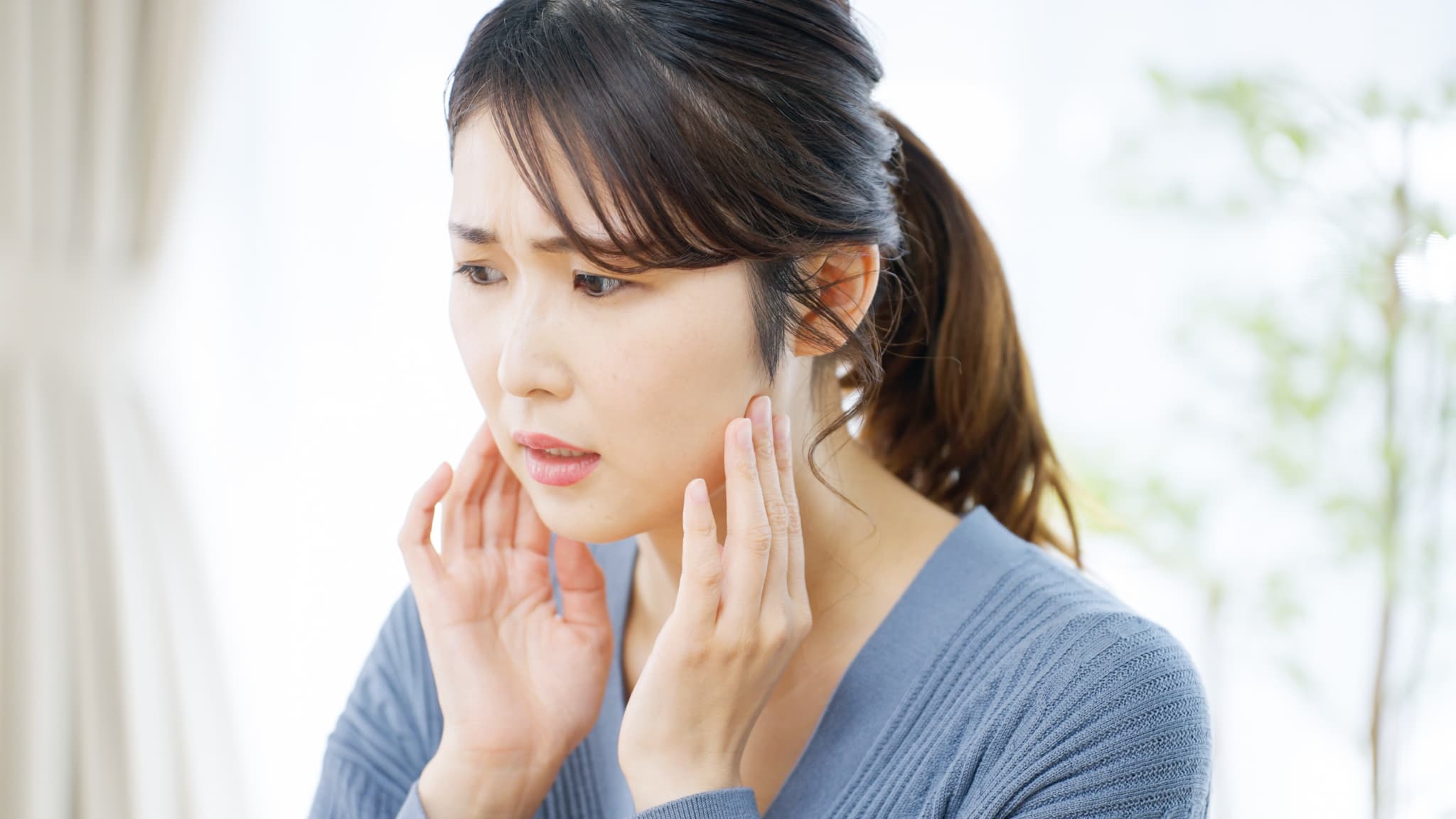 顎関節症が悪化して不安そうな女性
