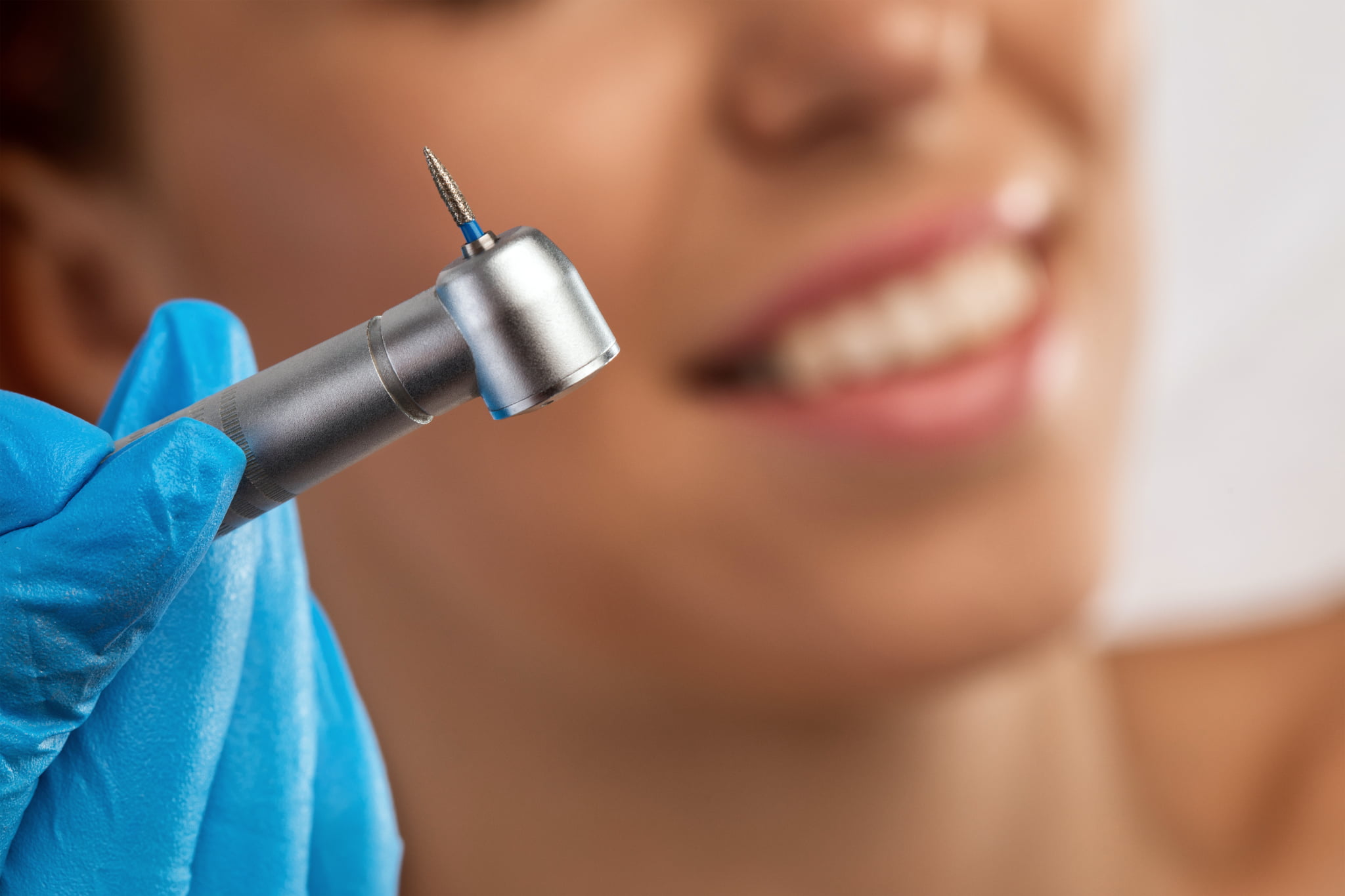 虫歯を治療するイメージ