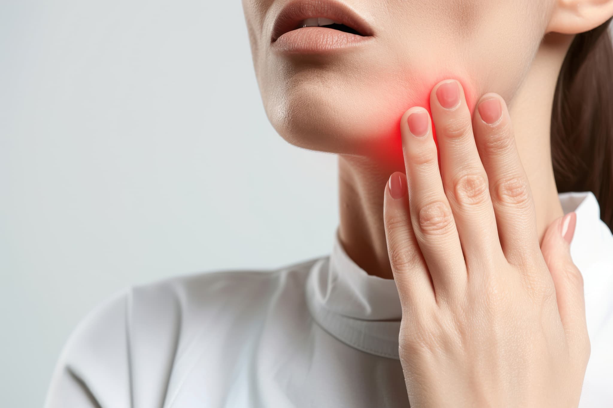 顎関節症を放置し痛みが慢性化している女性