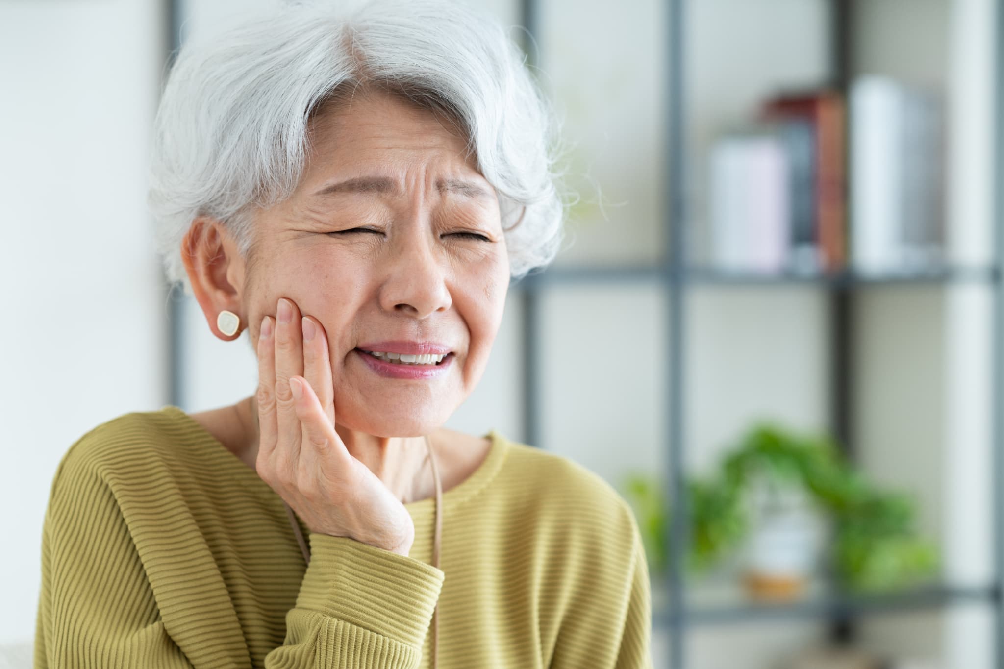 入れ歯をすると歯ぐきが痛いと感じる原因とは？対処法も解説