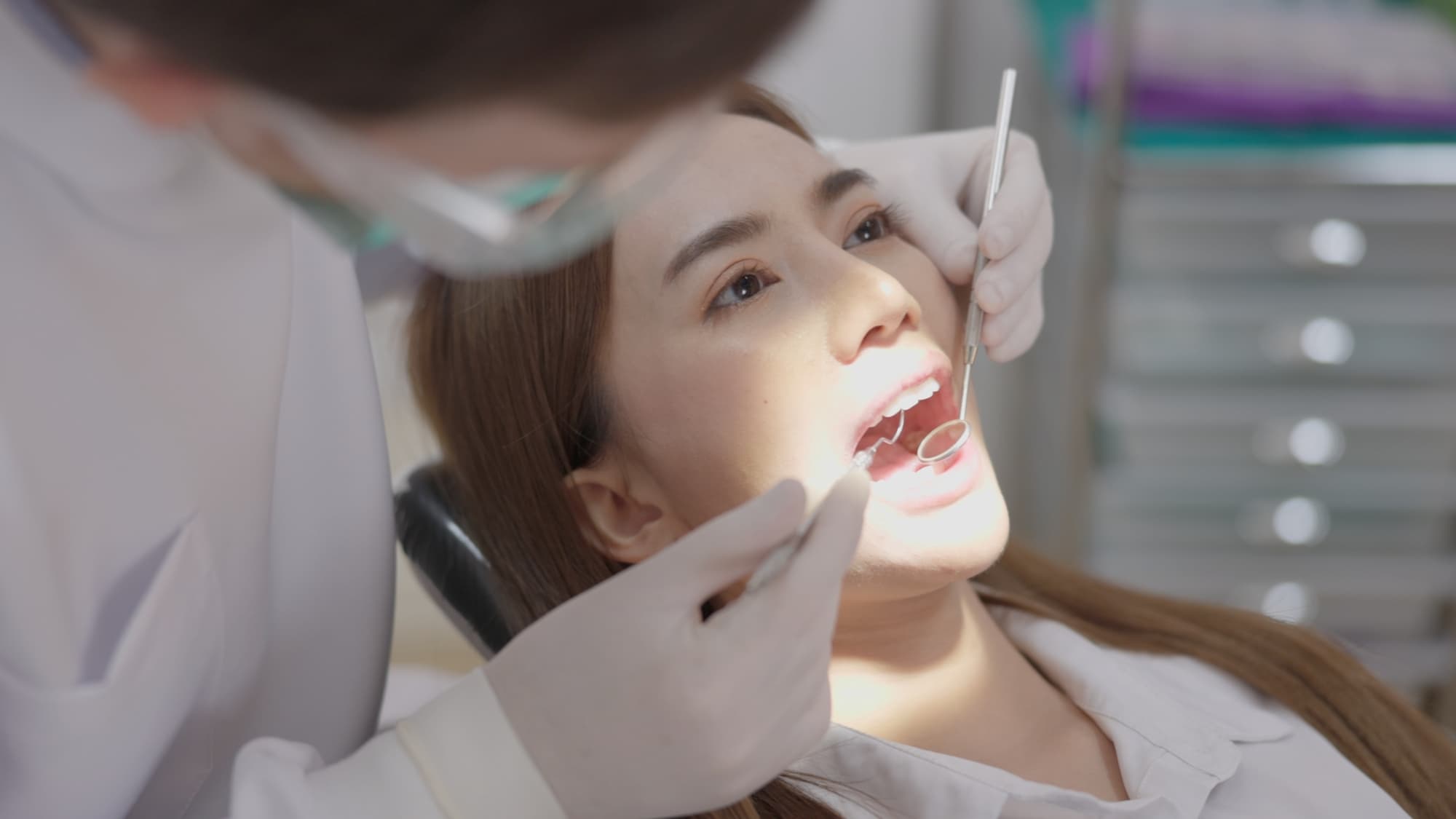 歯科医院で口腔内のチェックを受ける女性