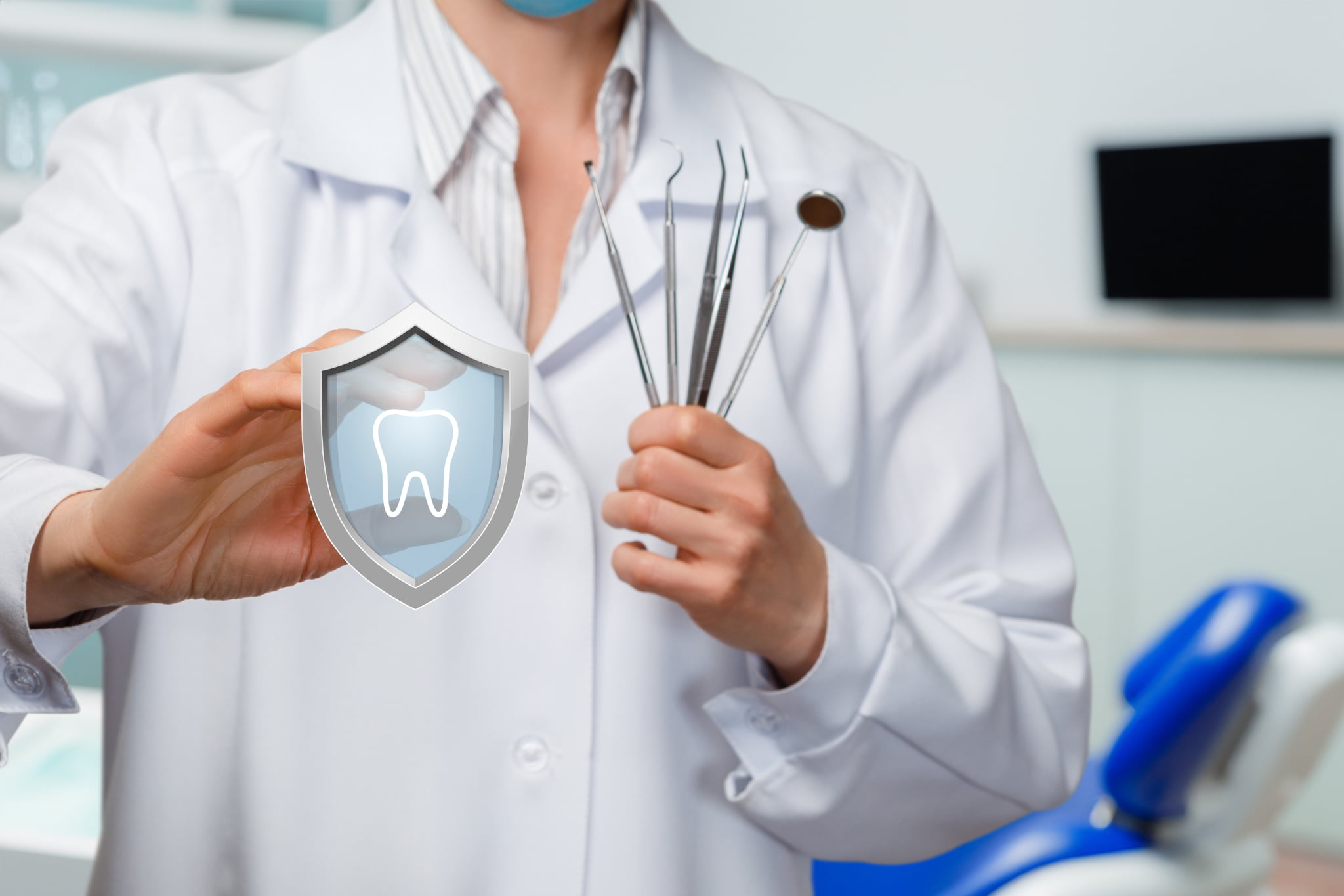 セラミックの歯が割れるのを防ぐために定期的に歯科検診を受けるイメージ